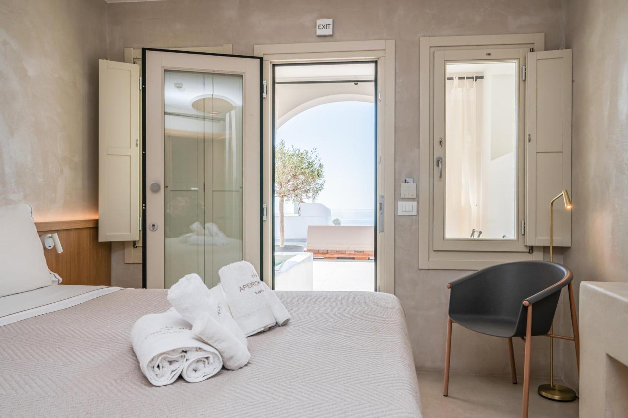 Apeiron Blue Santorini - Sustainable Adults Only 14 Plus Fira  Rum bild